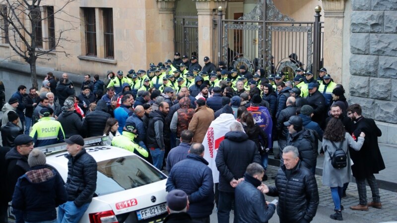 Gürji polisiýasy protestçileriň parlament binasyna barmagynyň öňüni aldy