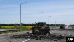 Një makinë e blinduar e shkatërruar në rugën për në aeroportin Luhansk