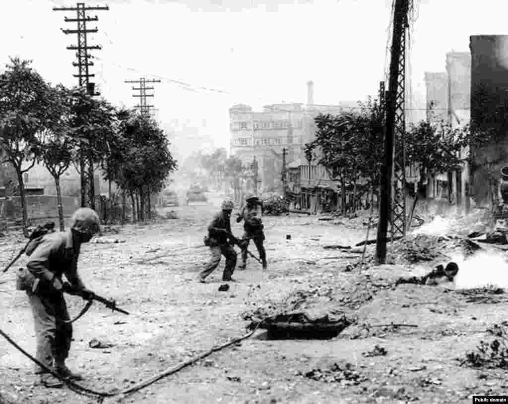 Американские морские пехотинцы во время боев в Сеуле в 1950 г. Война началась после того, как Северная Корея напала на Южную Корею. США, получив поддержку ООН, возглавили международные миротворческие силы и пришли на помощь Югу.&nbsp;