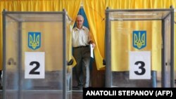 Голосування на одній з виборчих дільниць у місті Дніпрі під час виборів президента України, 25 травня 2014 року