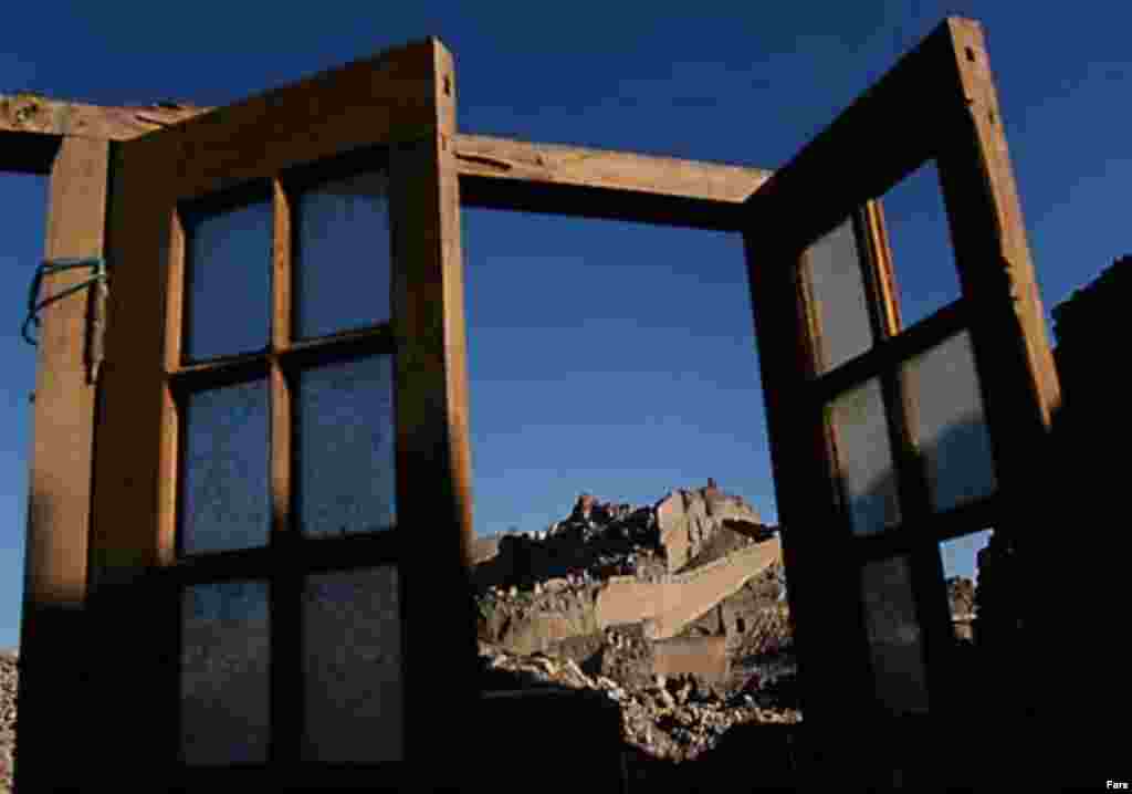 A view of the Bam citadel shortly after the 2003 earthquake (Fars) - Earlier this month, archaeolgists working at the Bam citadel reported that Bronze Age potshards had been found under the debris. "Once the debris was removed and while we were studying the mosque, we realized that its architecture had undergone many alterations through the centuries," archaeologist Leili Sajadi told CHN.