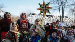 Украинские дети в национальной одежде поют рождественские колядки. Киев, Пирогово, 7 января 2015 года