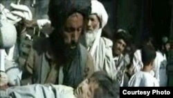 یکی از کودکان کشته شده بر اثر حملات هوایی ناتو- استان هلمند