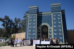 Демонстрация протеста против действий группировки "Исламское государство" у стен древней Ниневии. 6 марта 2015 года