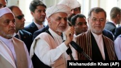 Afg‘oniston prezidenti Ashraf G‘ani (markazda) Qurbon hayit namozi o‘qilishi arafasida qilgan chiqishida: "Biz afg‘onlarning sha’ni yerga urilgan tarzda o‘rnatilgan tinchlikni istamaymiz", deb bayonot berdi.