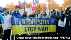 Ілюстраційне фото. Акція протесту проти агресії Росії в Україні та Сирії перед самітом «Нормандської четвірки». Берлін, листопад 2016 року