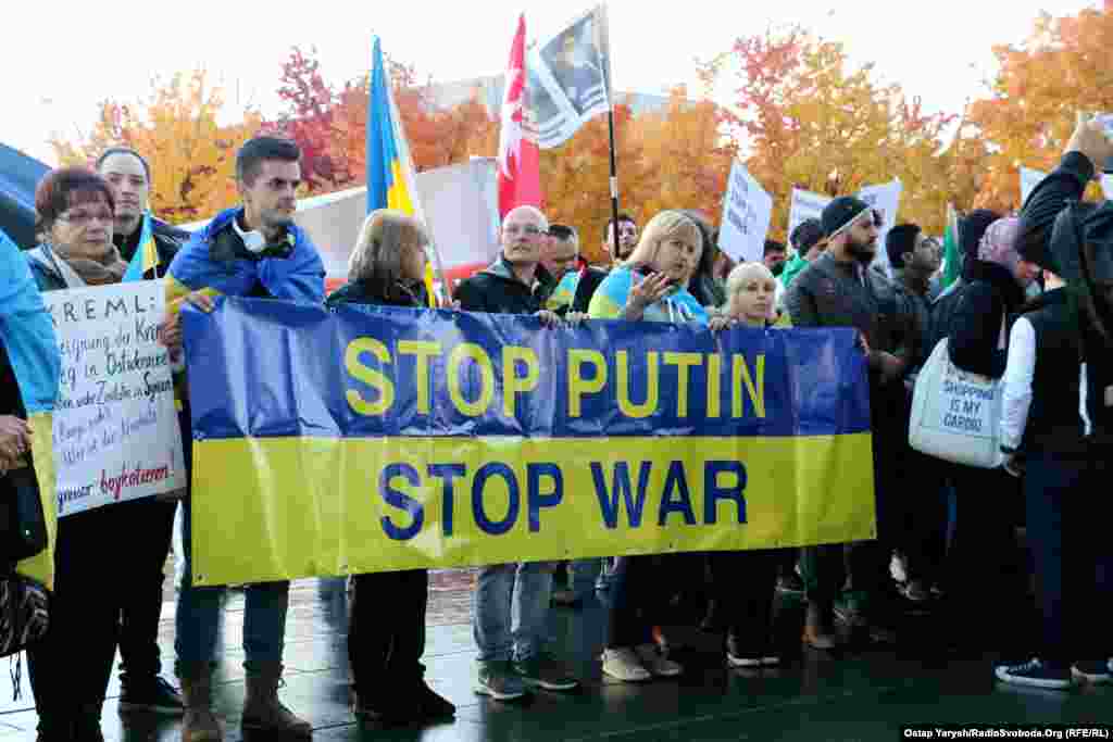 Українці вийшли на мітинг у день саміту &laquo;Нормандської четвірки&raquo; в Берліні. Протестують проти війни й політики Путіна