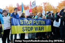 Німеччина. Акція протесту перед самітом «нормандської четвірки», на який прибув Володимир Путін. Берлін, 20 жовтня 2016 року