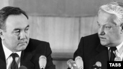 Ресей президенті Борис Ельцин (оң жақта) мен Қазақ ССР президенті Нұрсұлтан Назарбаев. 1990 жыл.