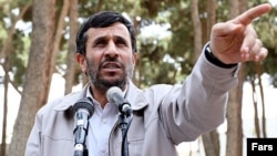 محمود احمدی نژاد در سخنان خود از مواضع بريتانيا در قبال پرونده هسته ای ايران انتقاد کرد. (عکس: فارس)
