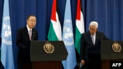 بان گی مون، دبیرکل سازمان ملل متحد همراه با محمود عباس، رئیس تشکیلات خودگردان فلسطین در نشست خبری