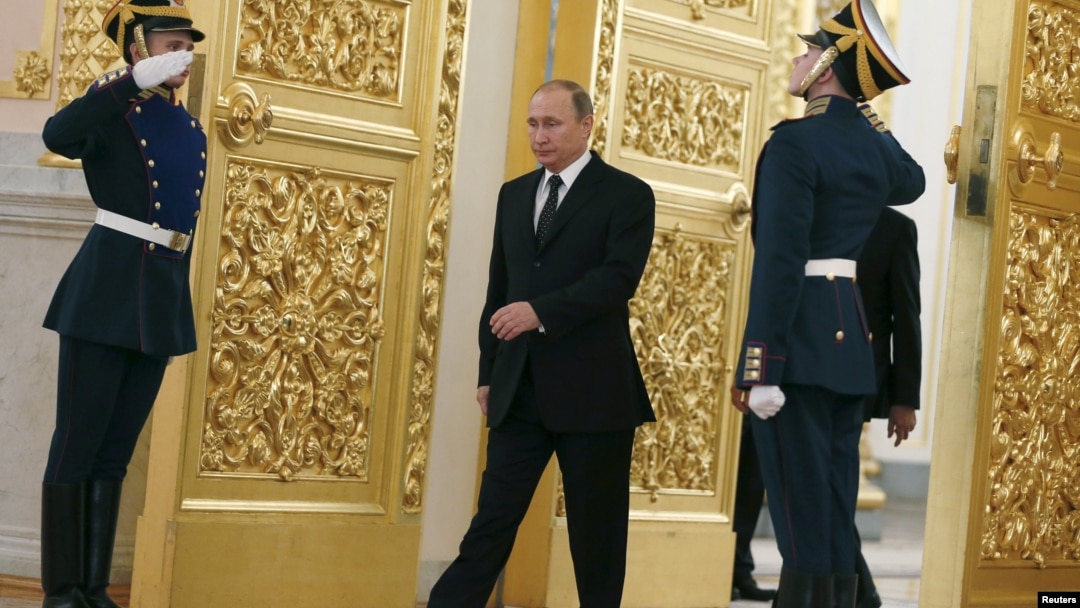 Почему Путин во время ходьбы машет правой рукой меньше, чем левой?