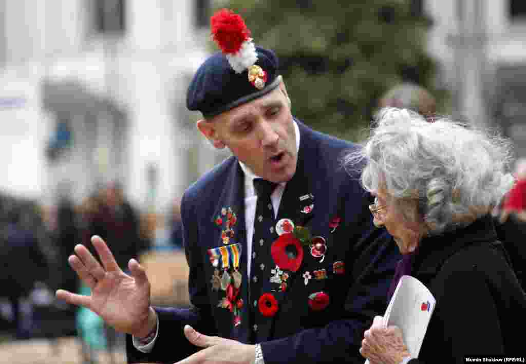 Бывший спецназавец пришел с матерью к Вестминстерскому аббатству почтить память погибших в мировых войнах.