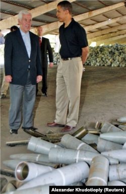 Сенатор Річард Луґар та сенатор Барак Обама проводять перевірку списаних боєголовок на складу у Донецьку, 2005 рік