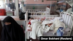 تعدادی از اطفال نوزاد در یکی از شفاخانه های کابل 