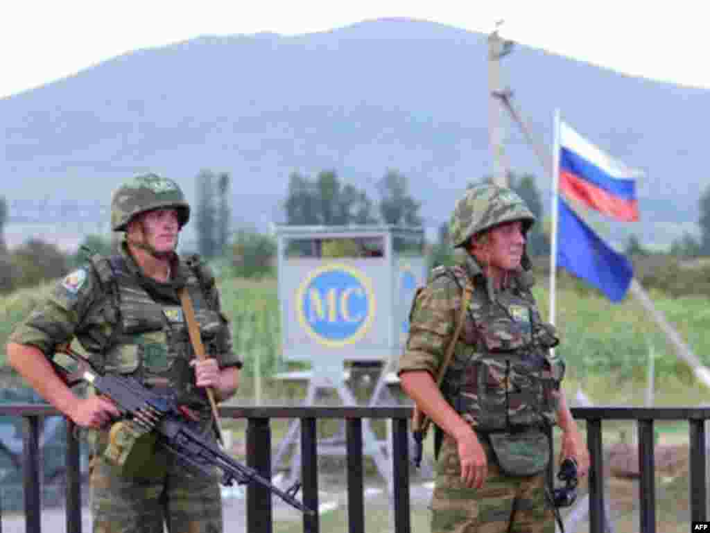 Российские миротворцы в Абхазии приведены в состояние повышенной боевой готовности. В некоторых регионах России формируются отряды добровольцев для отправки в Южную Осетию.