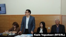Слева направо: адвокат Лариса Достовалова, адвокат Арман Оразбаев, юрист Анель Аубакирова и главный редактор сайта Ratel.kz Марат Асипов. Алматы, 25 мая 2018 года. 