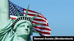 Статуя Свободи в Нью-Йорку. Вибори у США 2020 року: рекордна кількість голосування поштою
