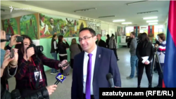 Armenia -- Krist Marukian, the mayoral candidate of the opposition Bright Armenia party, speaks to journalists at a polling station in Vanadzor, 2Oct2016.