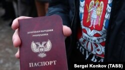 Pașaport al autoproclamatei Republici Populare Donețk expus la o manifestație la St.Petersburg, 18 februarie 2017
