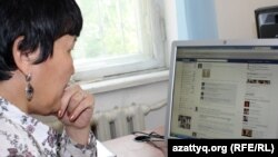 Facebook әлеуметтік желісін қарап отырған адам. Алматы, 23 сәуір 2012 жыл. (Көрнекі сурет)