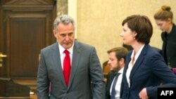 Dmytro Firtash (solda) aprelin 30-da məhkəmə zalında