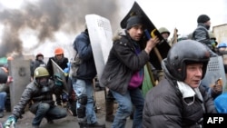 Protestuesit antiqeveri mbrohen nga snajperët policorë gjatë përleshjeve me policinë në Kiev