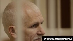 Осужденный лидер белорусской правозащитной организации «Весна» Алесь Беляцкий на суде. Минск, 24 ноября 2011 года. 