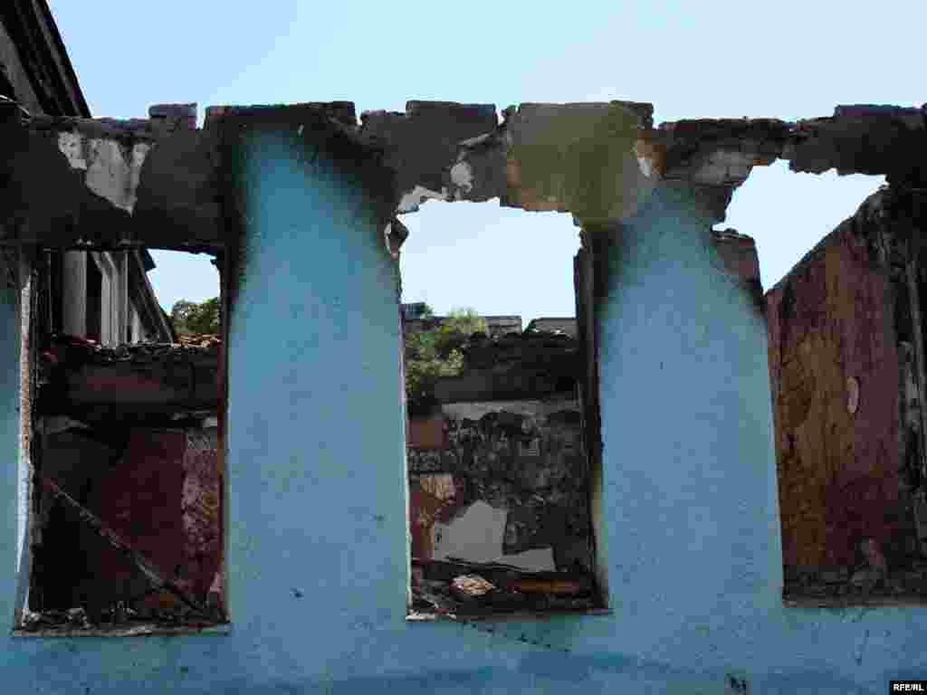 The exterior of the ethnic Uzbek school in Osh