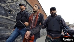 Թուրքիա – Ոստիկանությունը Թաքսիմի հրապարակի մերձակայքից բերման է ենթարկում ցուցարարի, Ստամբուլ, 1-ը մայիսի, 2015թ․