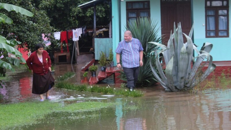В результате ливней в селах Озургетского района затоплены дворы жилых домов, повреждены мосты