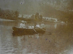 Український науковець Іван Пулюй із дружиною, доньками та їхньою учителькою на озері в Альпах, 1899 рік