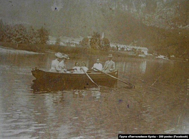 Український науковець Іван Пулюй із дружиною, доньками та їхньою учителькою на озері в Альпах, 1899 рік