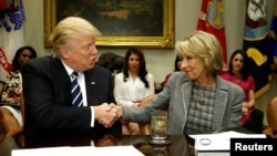 Iz vremena saradnje: Donald Tramp čestita Betsi Devos na izboru tokom sastanka u Beloj kući, 14. februara 2017.