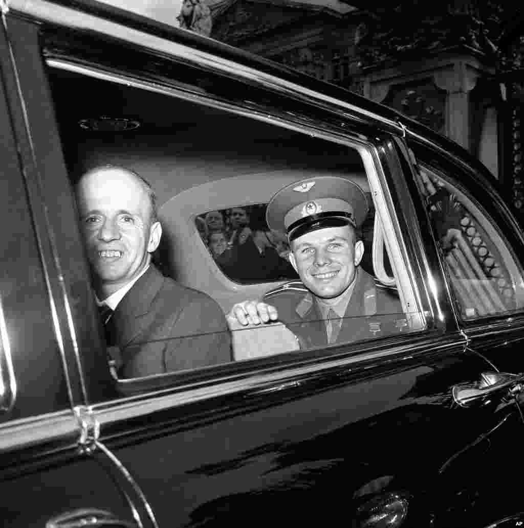 Элизавета II патшайыммен түскі ас ішкен Лондондағы Букингем сарайынан кетіп бара жатқан Гагарин. 14 шілде 1961 жыл.&nbsp;