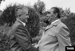 Николае Чаушеску (слева) и Леонид Брежнев могли лучезарно улыбаться друг другу, но отношения между Румынией и СССР были не лучшими. Ялта, 1976 год