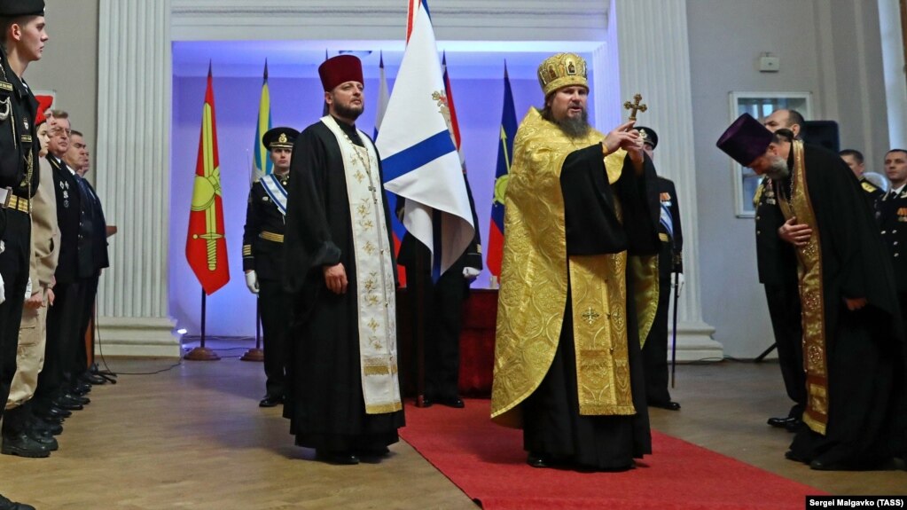 Священики в окупованому Севастополі під час церемонії кріплення до древка бойового прапора Чорноморського флоту Росії, 27 грудня 2018 року 