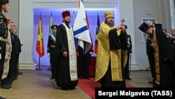 Священики в окупованому Севастополі під час церемонії кріплення до древка бойового прапора Чорноморського флоту Росії, 27 грудня 2018 року 
