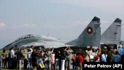 Imagine de arhivă. Oamenii se uită la avionul de luptă cu reacție Mig-29 care se pregătește pentru decolare în timpul unui spectacol în aer liber în baza aeriană militară Graf Ignatievo, la est de capitala Bulgariei Sofia, 1 iunie 2007