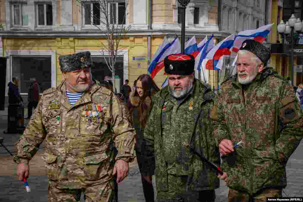Сразу после выступления основных спикеров с площади ушли казаки и бойцы &quot;Самообороны Крыма&quot;
