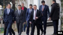 Претставници на ВМРО-ДПМНЕ на средба со еврокомесарот Јоханес Хан на 15 јануари 2016. Никола, Попоски и Никола Тодоров се уште ги извршуваат министерските функции, иако беа избрани за пратеници.