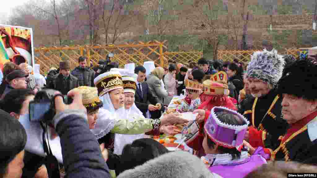 Праздничные мероприятия начались с раздачи наурыз-коже. Сотрудники этнокультурных объединений и нескольких городских школ приготовили более 100 литров этого блюда.&nbsp;Считается, что щедрое празднование Наурыза - Нового года по восточному календарю - принесет в дом изобилие и успех.&nbsp;