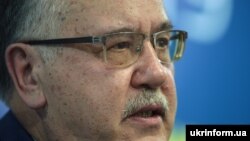 Кандидат на посаду президента України
Анатолій Гриценко просив суд зобов’язати Петра Порошенка оплатити передвиборчу, на його думку, агітацію на сайті глави держави