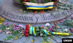 Квіти біля пам'ятника дітям, розстріляних у Бабиному Яру (ілюстраційне фото)