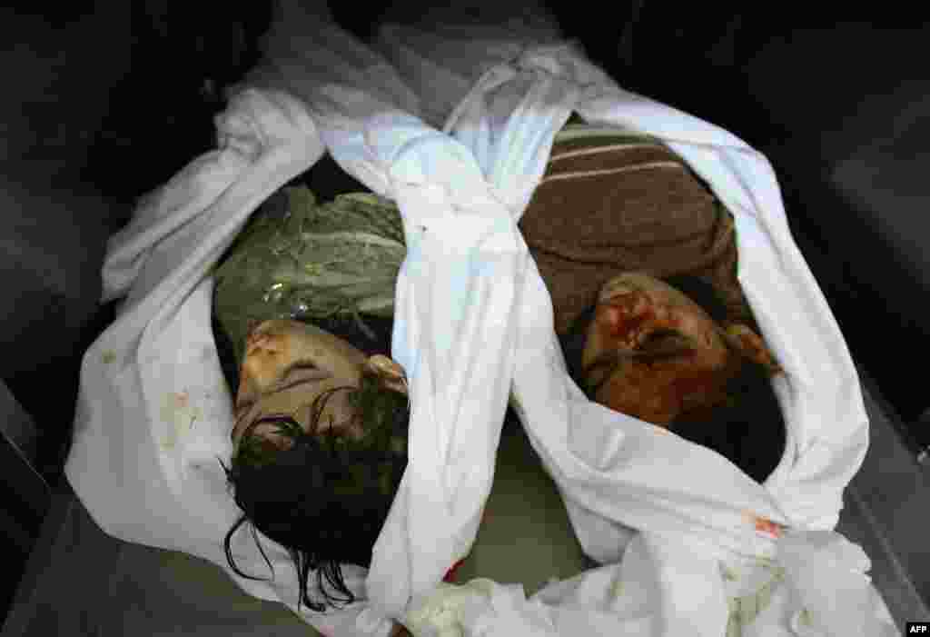 Тела Ламы (справа) и Хаи Хамдан - двух сестер 4-х и 11-ти лет, убитых в в Бейт Хануте в результате атаки израильских ВВС, 30 декабря 2008.