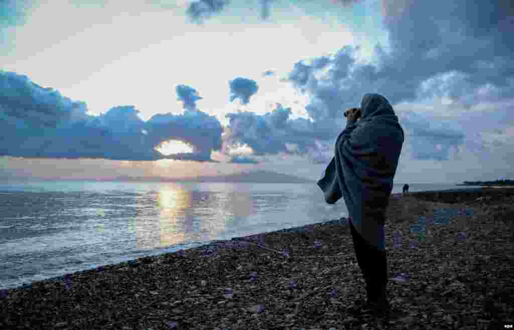 მოხალისე დურბინდით აკვირდება ზღვას საბერძნეთის კუნძულ ლესბოსის ნაპირიდან.&nbsp;(ფოტო: epa)