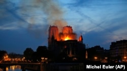 Zjarri në Notre Dame