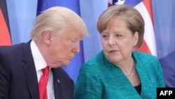 АҚШ президенті Дональд Трамп (сол жақта) пен Германия канцлері Ангела Меркель. Гамбург, 8 шілде 2017 жыл.