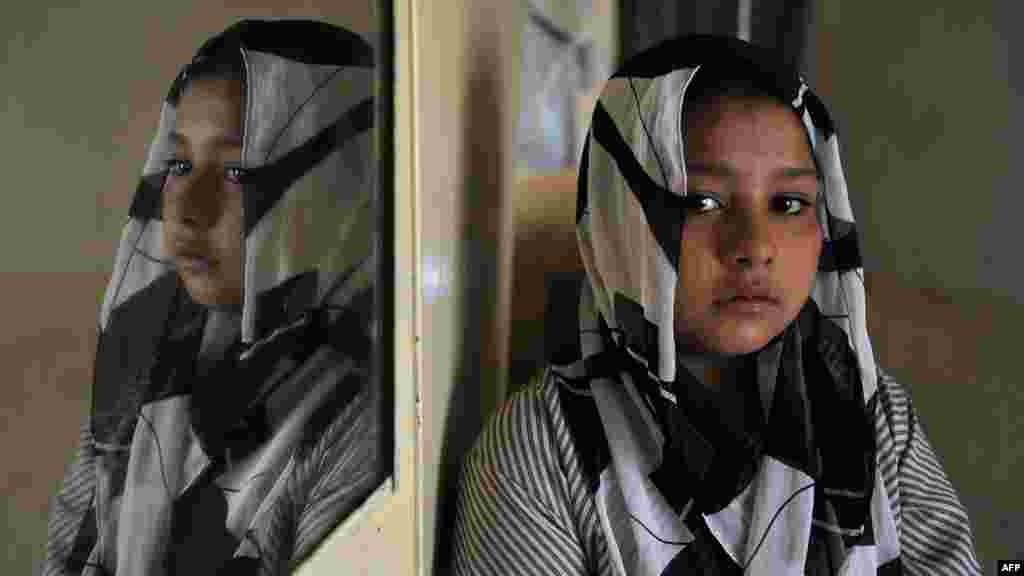 Eleven-year-old girl Tarana Akbari poses for a photograph after an interview with an AFP reporter at her home in Kabul on April 17 after the announcement that Hossaini&#39;s photo had won the Pulitzer Prize. (AFP/Shah Marai)