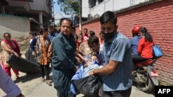 После новых подземных толчков из здания больницы эвакуируют пациентов (Катманду, 12 мая, 2015 года)